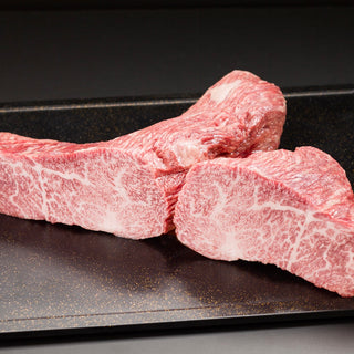 飛騨牛トモサンカクステーキの美しい霜降りと上質な肉質