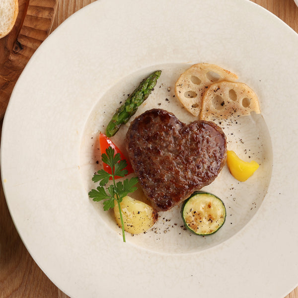 焼いて楽しむ飛騨牛ハート型ハンバーグのジューシーな美味しさ